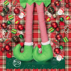Décoration de jambes de lutin de Noël avec bas rayés rouges blancs et bottes vertes sur carreaux