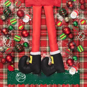 Jambes de lutin en peluche pour sapin de Noël sur fond de nappe à carreaux rouge et blanc