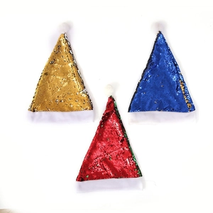 Tre cappelli natalizi con paillettes in oro, rosso e blu con bordo in peluche bianco e pompon