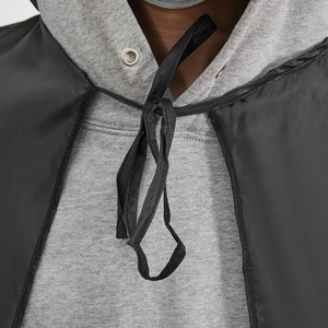 Cape noire classique d'Halloween avec col à lacets pour costumes enfants et adultes