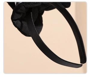 Detailed close-up of black satin headband featuring non-slip honeycomb lining texture