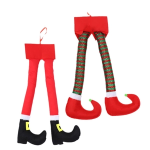 Jambes d'elfe de Noël suspendues avec rayures rouges et vertes et bottines