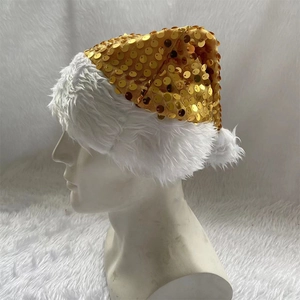 Gros plan du bonnet de Noël à paillettes dorées avec bordure en peluche blanche douce