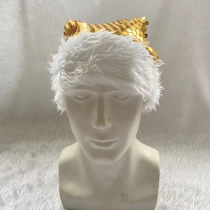 Détail d'un bonnet de Noël avec paillettes dorées et bordure épaisse en fausse fourrure