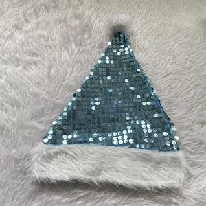 Bonnet de Noël à paillettes bleu clair avec bordure en peluche blanche pour décoration