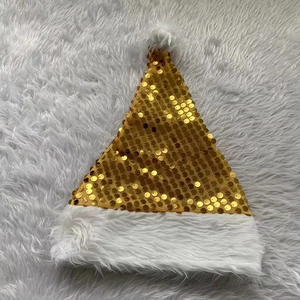 Détail d'un bonnet de Noël à paillettes dorées avec bordure en peluche blanche douce