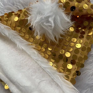 Gros plan détaillé des paillettes dorées festives et de la peluche blanche douce