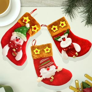 Trois chaussettes de Noël en velours rouge avec figurines 3D Père Noël et renne