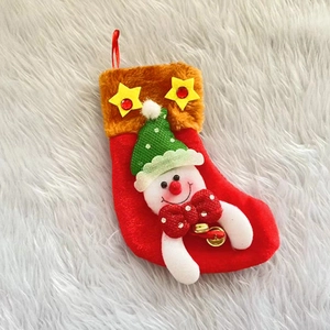 Chaussette de Noël rouge avec bonhomme de neige 3D et cloche dorée sur fond en peluche