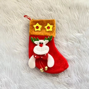 Botte de Noël à suspendre avec poupée renne 3D et cloches sur fond en peluche douce