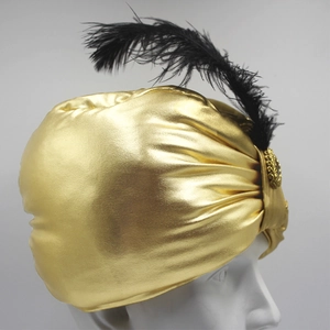 Luxuriöser goldener Turban-Hut mit schwarzer Feder und Edelsteindekor für Partys