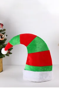Détail du bonnet de Noël rayé rouge et vert avec pointe courbée et bordure en peluche