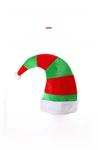 Détail macro du bonnet de noël rayé rouge et vert en velours avec pompon doux