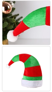 Vue détaillée du bonnet de lutin de Noël rayé avec pompon en peluche et texture de velours
