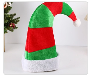 Vue détaillée du bonnet d'elfe de Noël rayé montrant la texture douce du tissu en peluche