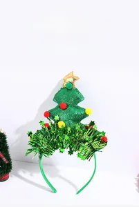 Dettaglio del cerchietto albero di Natale con paillettes verdi e pompon di peluche colorati