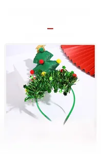 Dettaglio cerchietto albero di Natale con glitter verdi, stella dorata e pompon rossi
