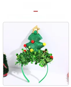 Dettaglio del cerchietto a forma di albero di Natale con glitter verdi, stella d'oro e pompon
