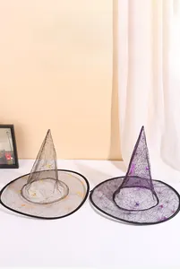 Dettagli dei cappelli da strega di Halloween con motivi a ragnatela dorati e viola su garza