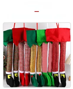 Details verschiedener Weihnachts-Elfenbeine in gestreiften und glitzernden Designs