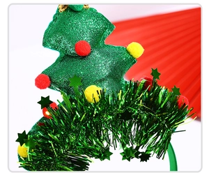 Dettaglio cerchietto albero di Natale glitterato verde con pompon rossi gialli e paillette