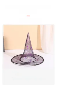 Dettaglio cappello da strega di Halloween con trama a ragnatela viola su organza