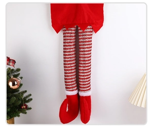 Detail von rot-silber gestreiften Weihnachtselfenbeinen in gemütlicher Wohnatmosphäre