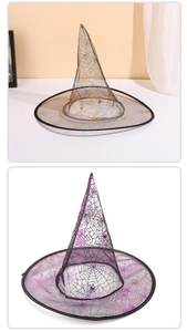 Dettaglio dei cappelli da strega in organza con ragnatele stampate in oro e viola
