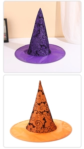 Details von lila und orangefarbenen Hexenhüten mit Fledermausmustern und spitzer Krempe
