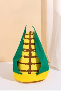 Détail macro du chapeau en forme d'épi de maïs montrant des textures jaunes et vertes