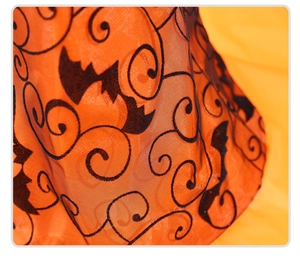 Nahaufnahme von orangefarbenem Netzstoff mit schwarzen Fledermaus- und Rankenmustern