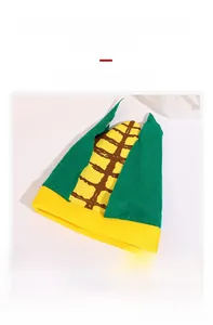 Vue détaillée du bonnet en tricot en forme de maïs jaune avec textures de feuilles vertes