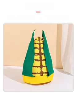 Détail de la coiffe de maïs en peluche avec grains jaunes et feuilles de maïs en feutre vert
