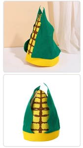 Détails du chapeau en forme de maïs montrant la texture douce et les motifs de grains jaunes