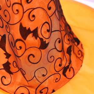 Halloween Hexenhut aus orangefarbenem Stoff mit schwarzen Fledermausmustern und Netzschleier
