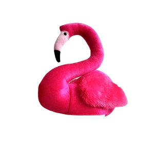 Chaussons flamant rose en peluche avec texture plume douce sur fond blanc éclatant