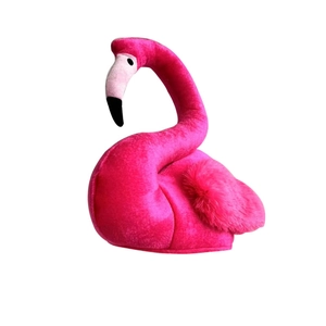 Vue détaillée des chaussons flamant rose en peluche avec cou en 3D et détails de plumes