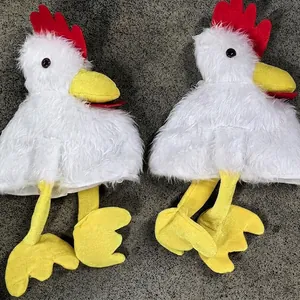 Détail d'un chapeau de coq en peluche blanche avec crête rouge et longues pattes jaunes
