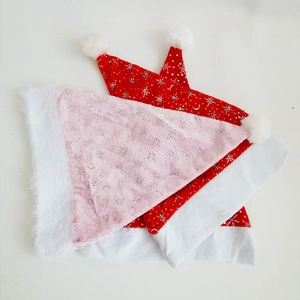 Tre cappelli natalizi assortiti in rosso, rosa e bianco con motivi festivi di fiocchi d'argento