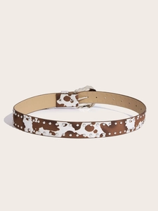 Dettaglio cintura leopardata in pelle con borchie argentate e fibbia incisa stile western