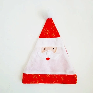Dettaglio del cappello di Babbo Natale con fiocchi di neve dorati e pompon bianco