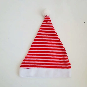Cappello di Natale a strisce bianche e rosse con pompon soffice e bordo in peluche morbido