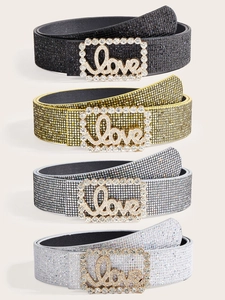 Dettaglio di quattro cinture glitterate con fibbia Love in strass in vari colori brillanti