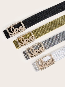 Dettaglio di cinture glitterate con fibbia Love in nero oro bianco e colori cangianti