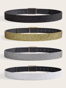 Dettaglio di quattro cinture glitterate in nero oro e argento con fibbie in metallo oro