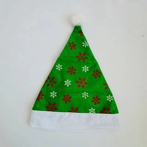 Dettaglio cappello natalizio verde con paillettes, fiocchi di neve e bordo in pelliccia