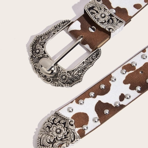 Cintura in pelle stampa mucca stile Western con fibbia floreale e borchie argentate
