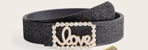 Dettaglio cintura nera di paillettes con fibbia Love e decorazioni in cristallo lucido