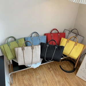 Bolso tote grande de lona en siete colores con asas de cadena de metal para mujer