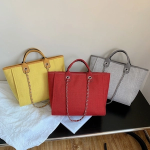Bolsos tote grandes de lona en rojo, amarillo y gris con correas de cadena de metal